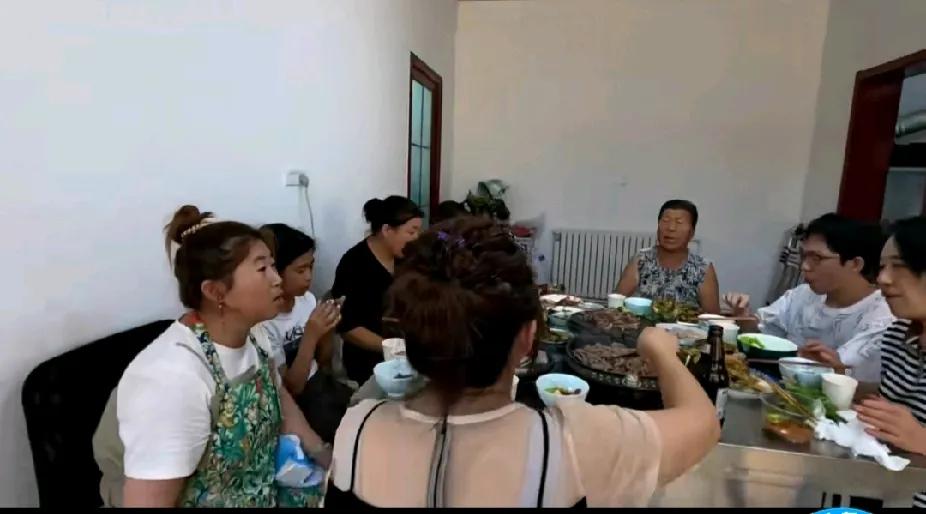 从大连长建兄妹，招待姑姑一家人的视频，可以看出东北人的热情豪迈，做菜分量足。


