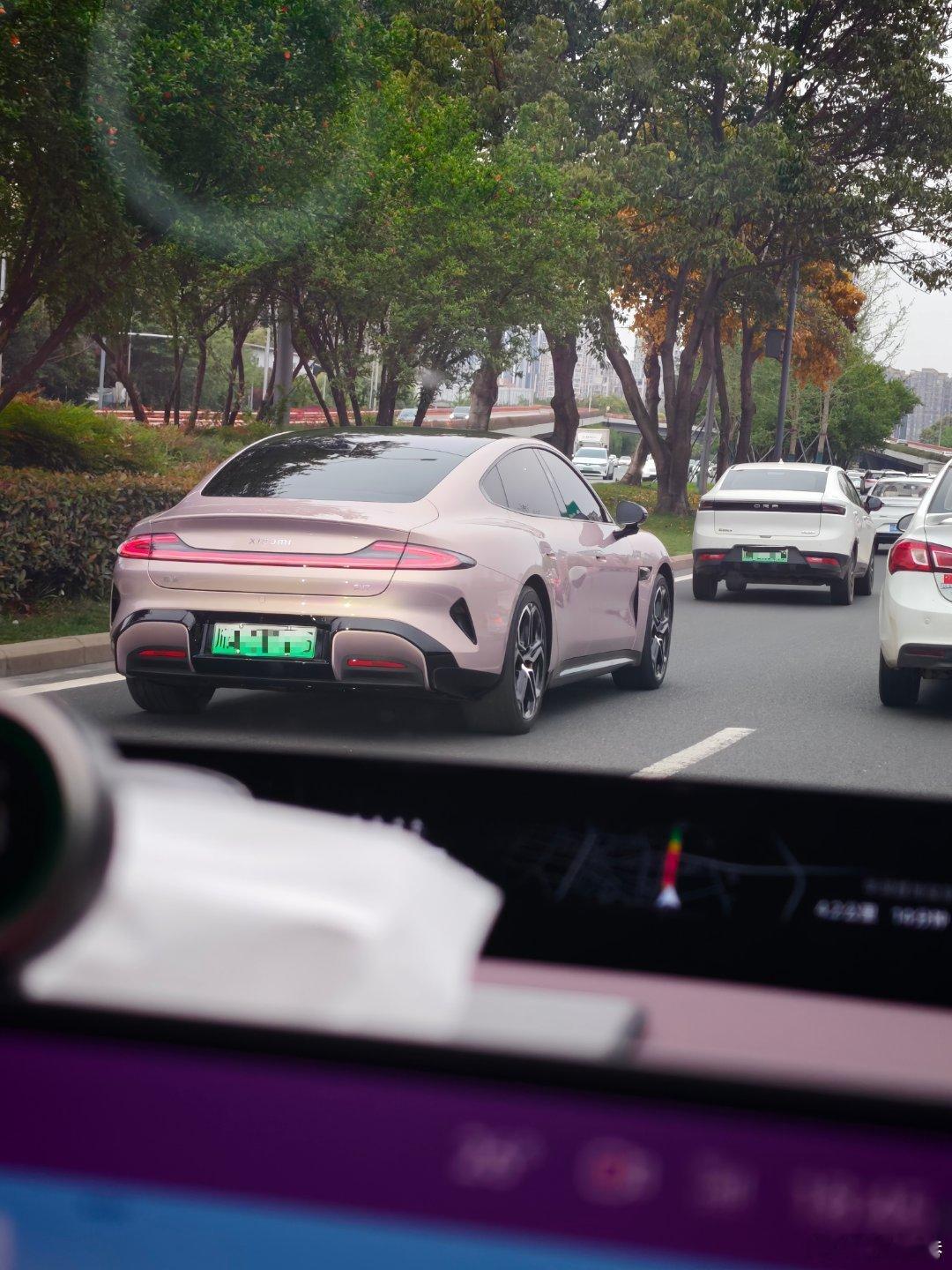 偶遇一辆鎏金粉新SU7，实在太好看了！一下觉得自己的鎏金粉YU7都有点黯然失色小