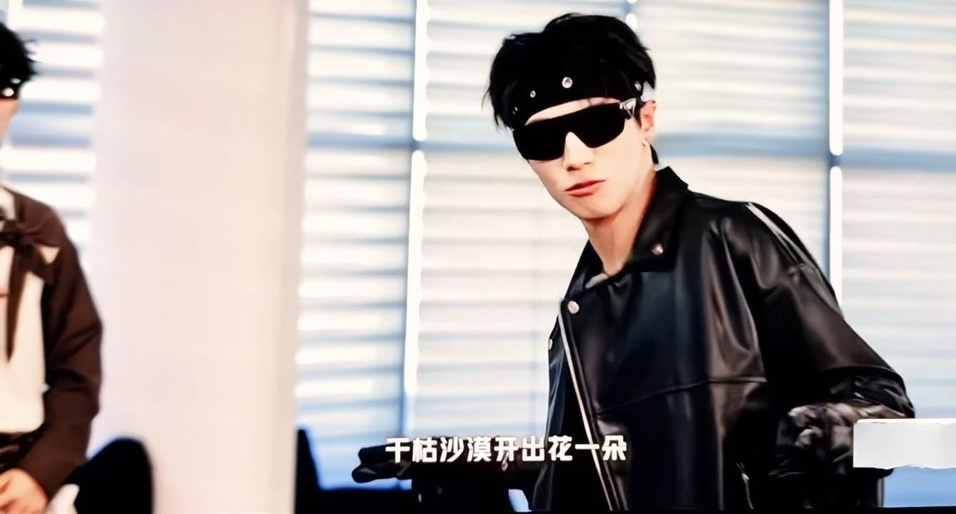 陆虎在朱志鑫面前就像新兵蛋子一路向海的少年很难想象甜滋滋的《有点甜》可以这么冷感