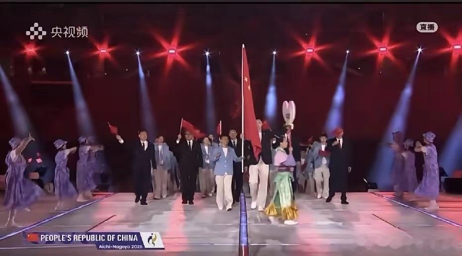 看亚运会中国队浩浩荡荡入场，那抹鲜艳的中国红格外耀眼。我期盼五星红旗能在各个赛场