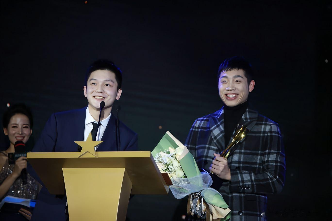 樊振东演讲台上的笑容 ​​​