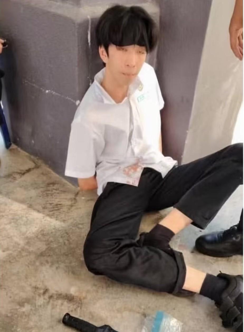 14日马来西亚突发校园命案，某国中一14岁少年求爱16岁学姐遭拒，恼羞成怒，持利
