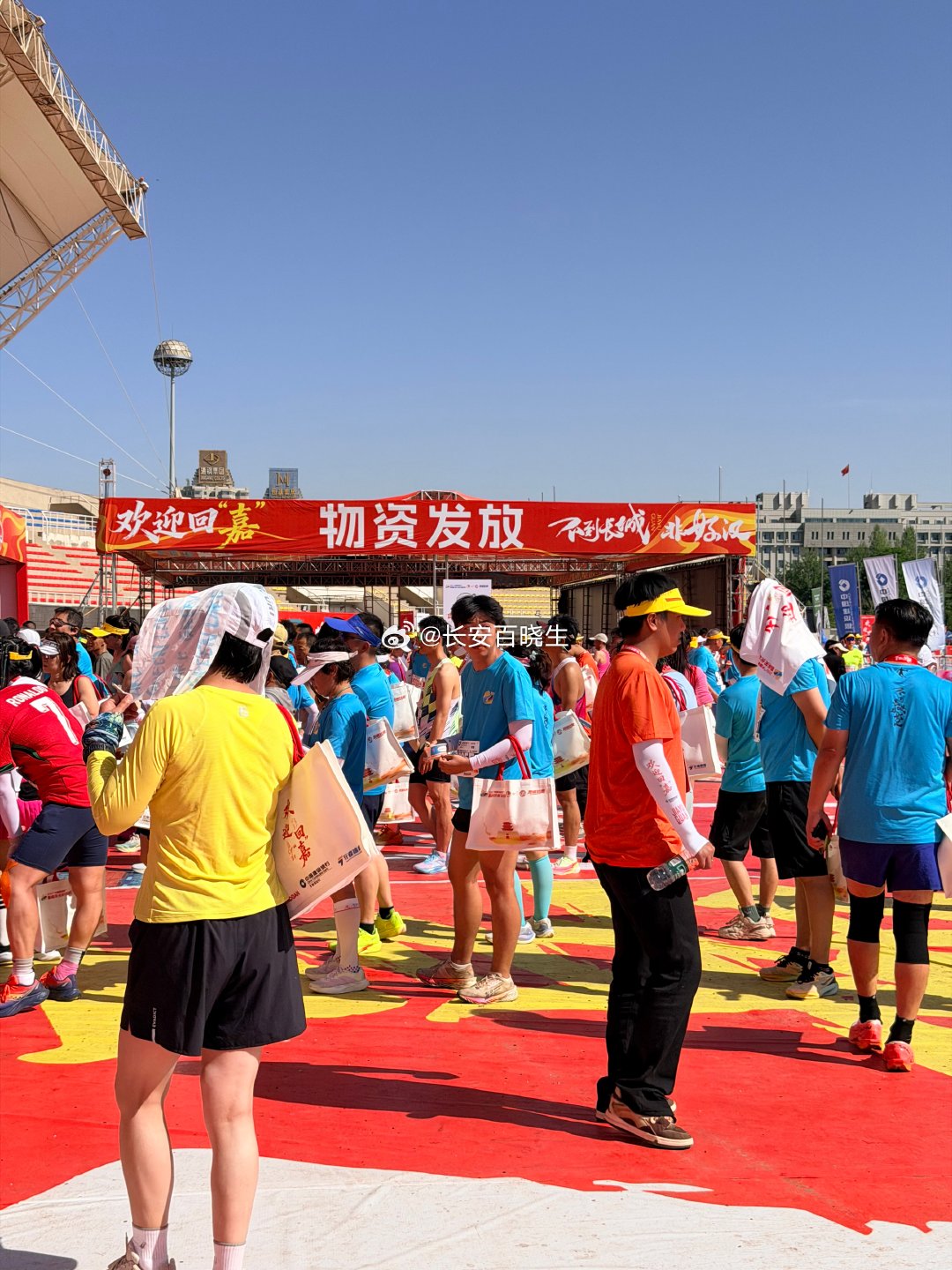 雄关逐风嘉峪关马拉松开跑 晨光铺洒河西走廊，祁连雪峰遥映雄关。6月21日上午7: