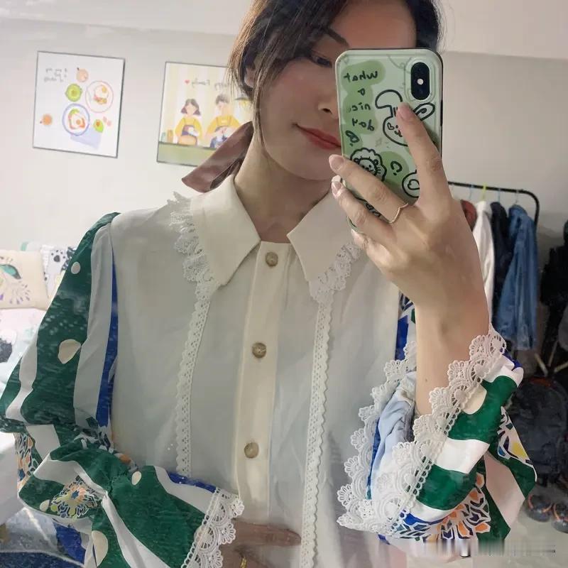 甜美小仙女的穿搭甜美小仙女穿搭：浅色系为主，奶白、淡粉、薄荷绿自带柔光滤镜。选一