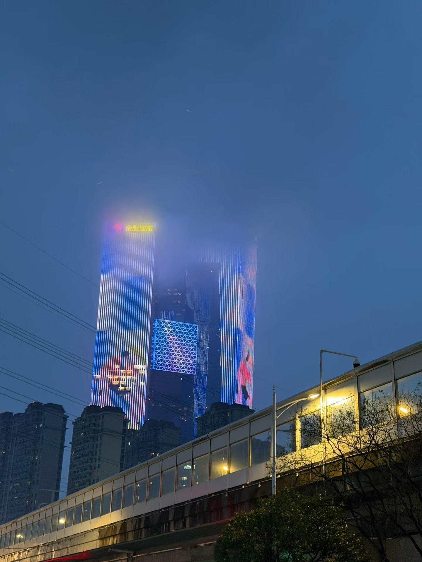 雨天的南京金鹰世界，直接拍出云端摩天楼既视感夜色