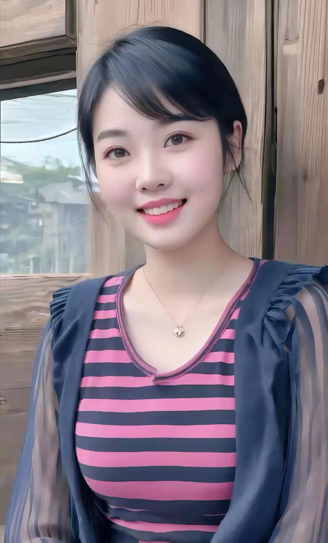 清丽如素，眉眼如画。