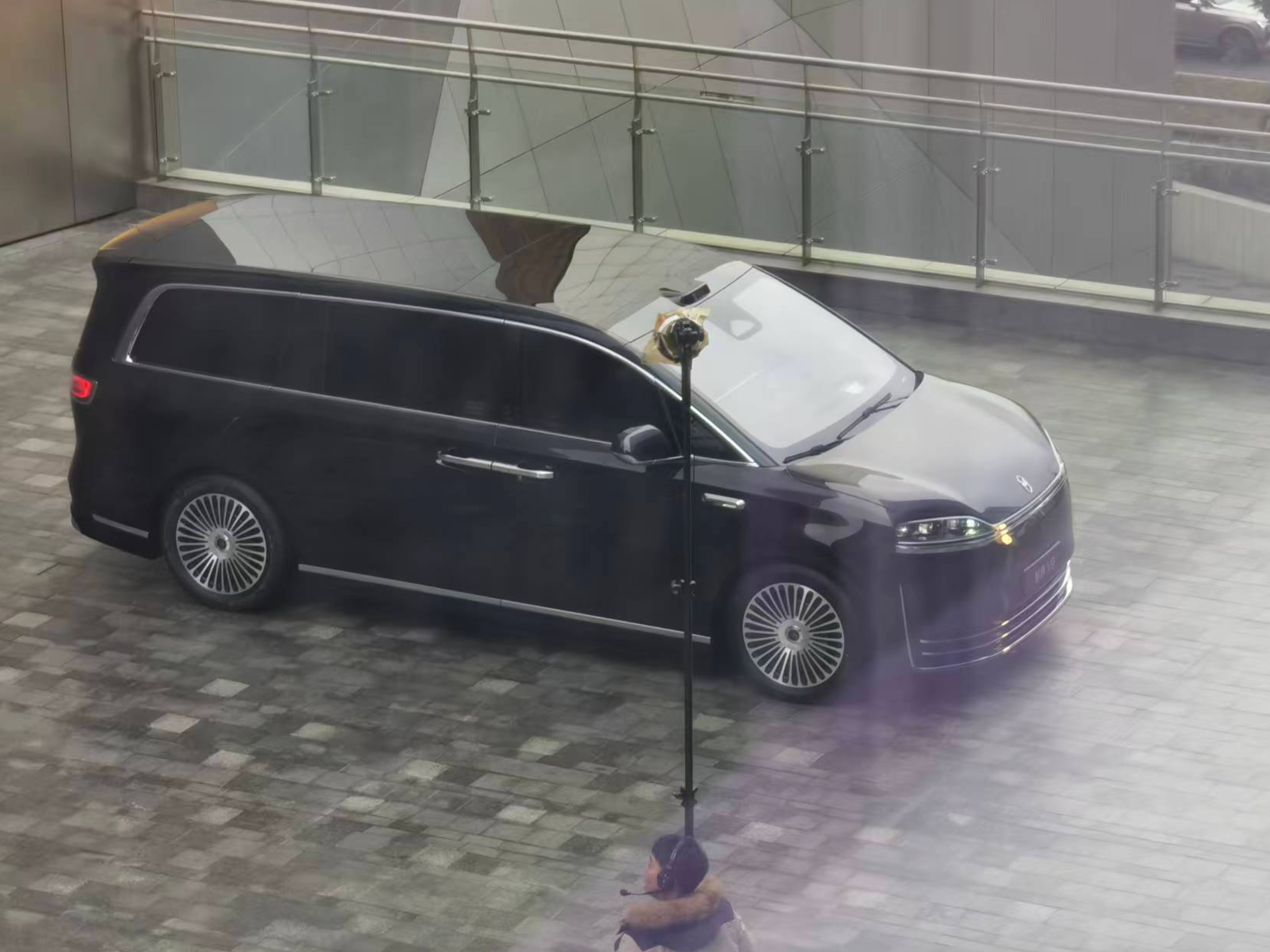 这应该就是智界V9了侧面的造型很有厚重感，感觉这台车要40左右鸿蒙智行的9系目前