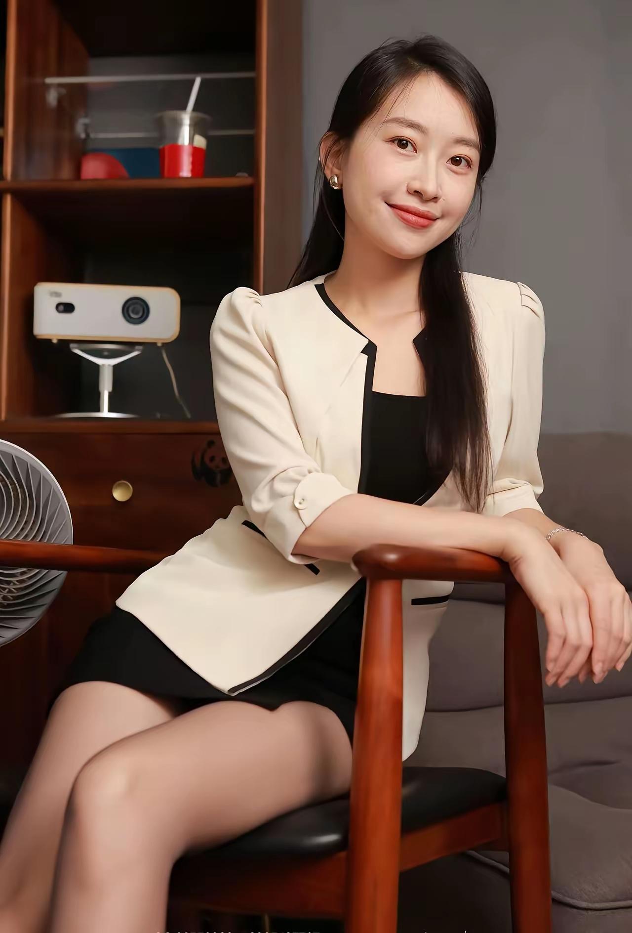 我超爱那种有独特气质的美人。就像吴倩莲，一开始她小眼睛、宽鼻梁，被当作“丑女孩”