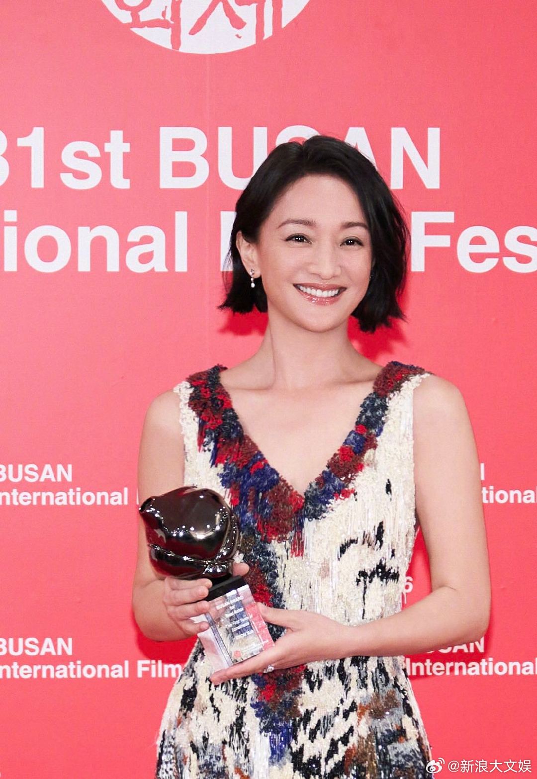 周迅说一个叫周迅的演员还在努力 周迅回应52岁正是闯的年纪 周迅谈拿下釜山国际电