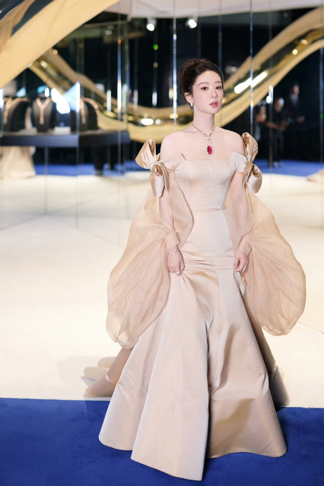 杨紫杨紫董竹君yz 杨紫玉兰花开君再来绕过江山错落，万里江河，我已经习惯了寂寞，