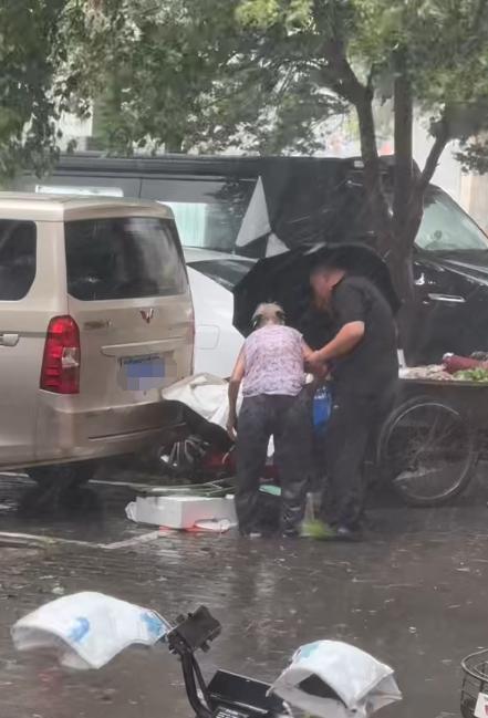 陕西西安城区突发强对流天气，短时暴雨伴随大风突袭街头。西安市碑林区小南门附近一位