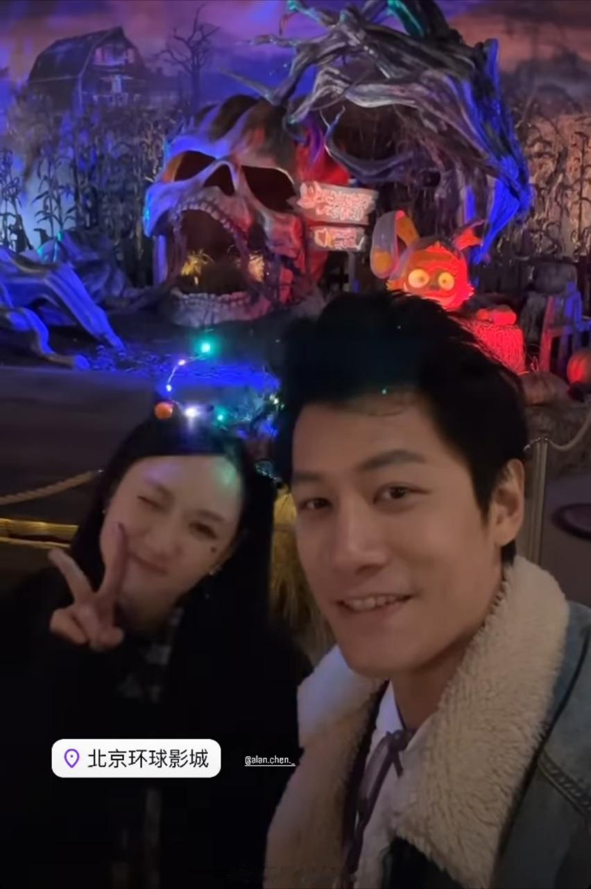 #陈乔恩夫妇逛环球影城##陈乔恩和老公逛环球影城#夫妻俩好甜蜜 ​​​