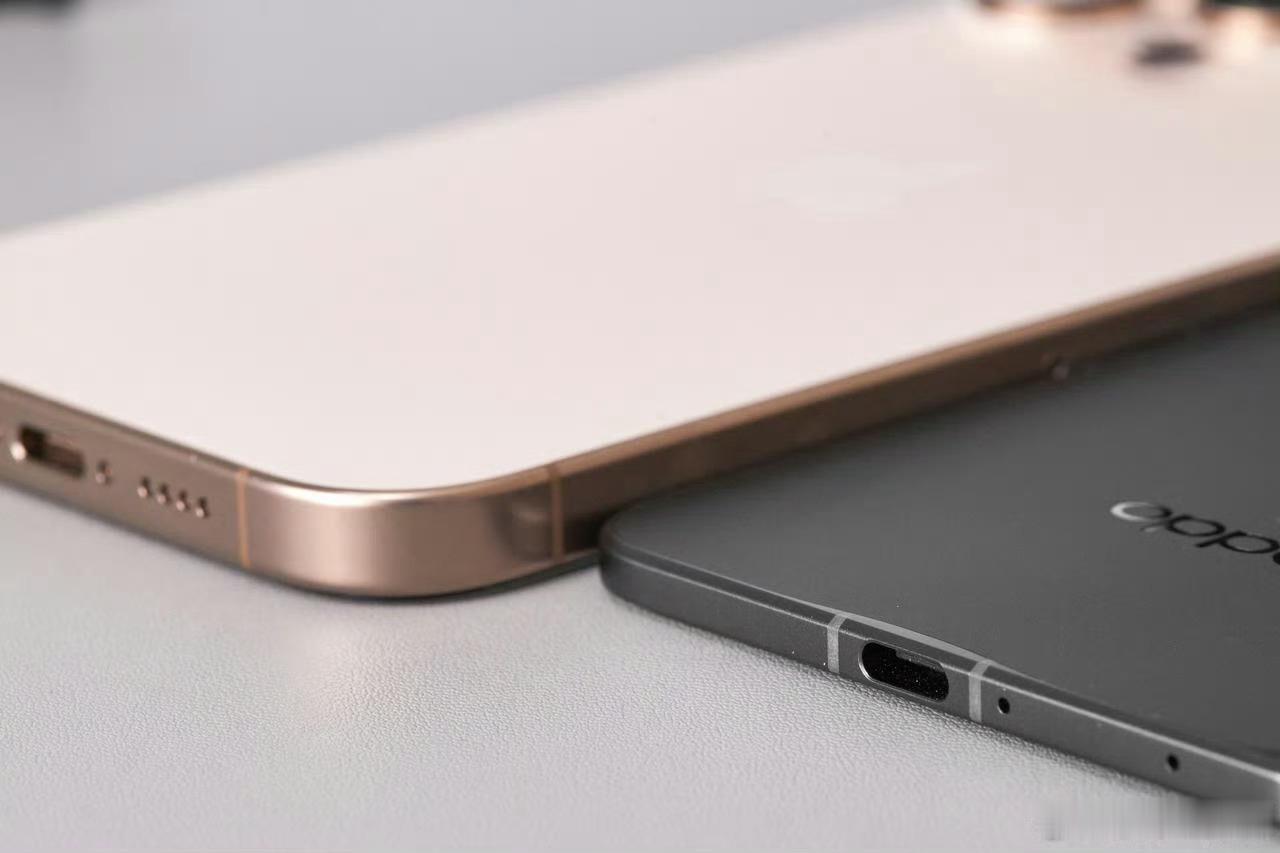 厚度对比，OPPO Find N5 vs iPhone16 Pro！你们感受一下