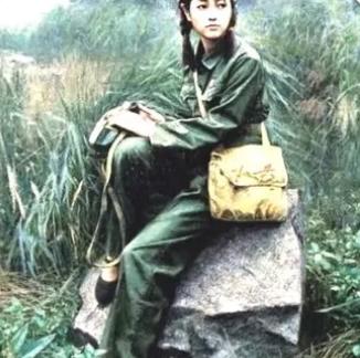 1977年的北风裹着雪粒子打在车窗上，于文娟把脸埋进围巾里，却挡不住王胜利跟着列