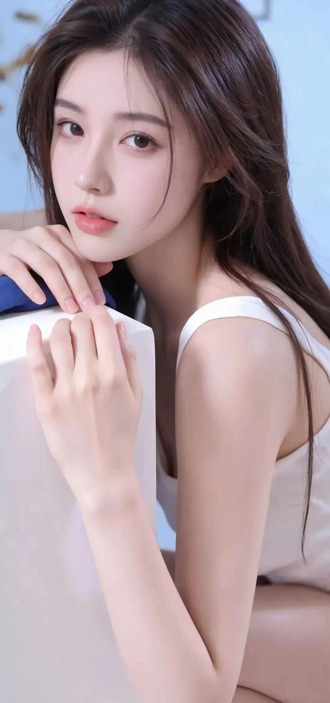 温柔少女，白衣飘飘，清新自然，美不胜收。