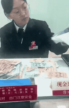 脏的是钱还是人心？

如果钱上真的很脏你可以找手套带上工作，如果没有你可以点完洗
