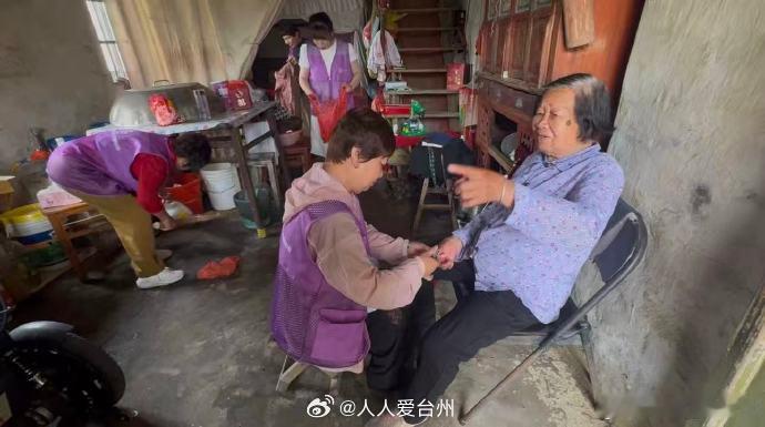 玉环花田嫂无人机送热饭 浙江玉环海山乡，由9个岛屿组成，老人超1500人。当地建