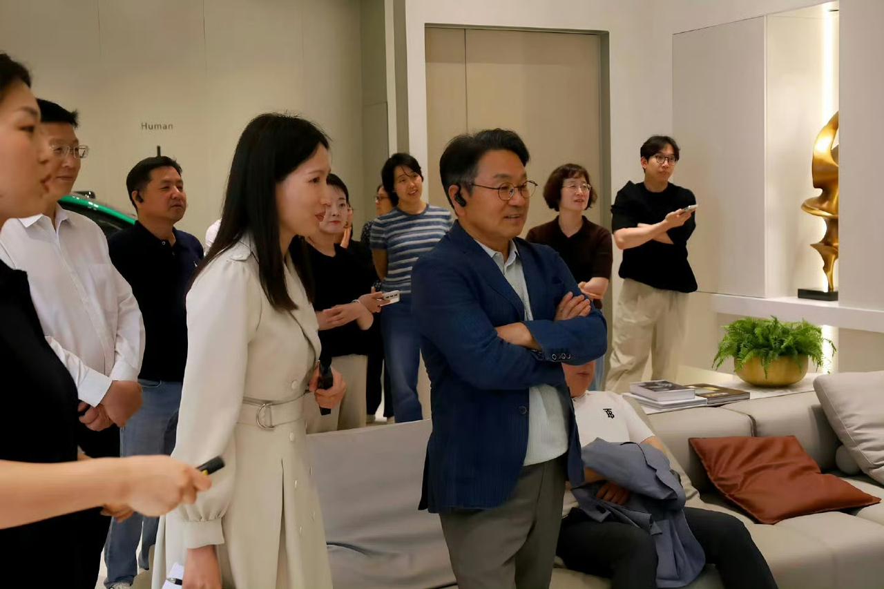 韩国一个市长来小米智能工厂参观咯
小米一定是有核心技术的，越来越多外国政要参观小