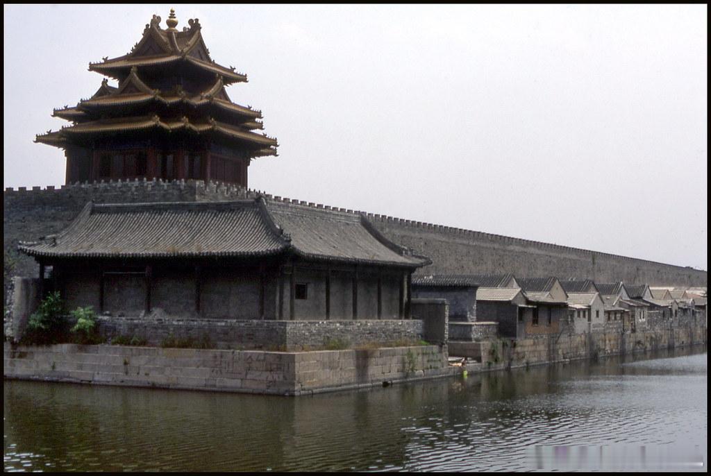 1986年北京故宫角楼下的民房 