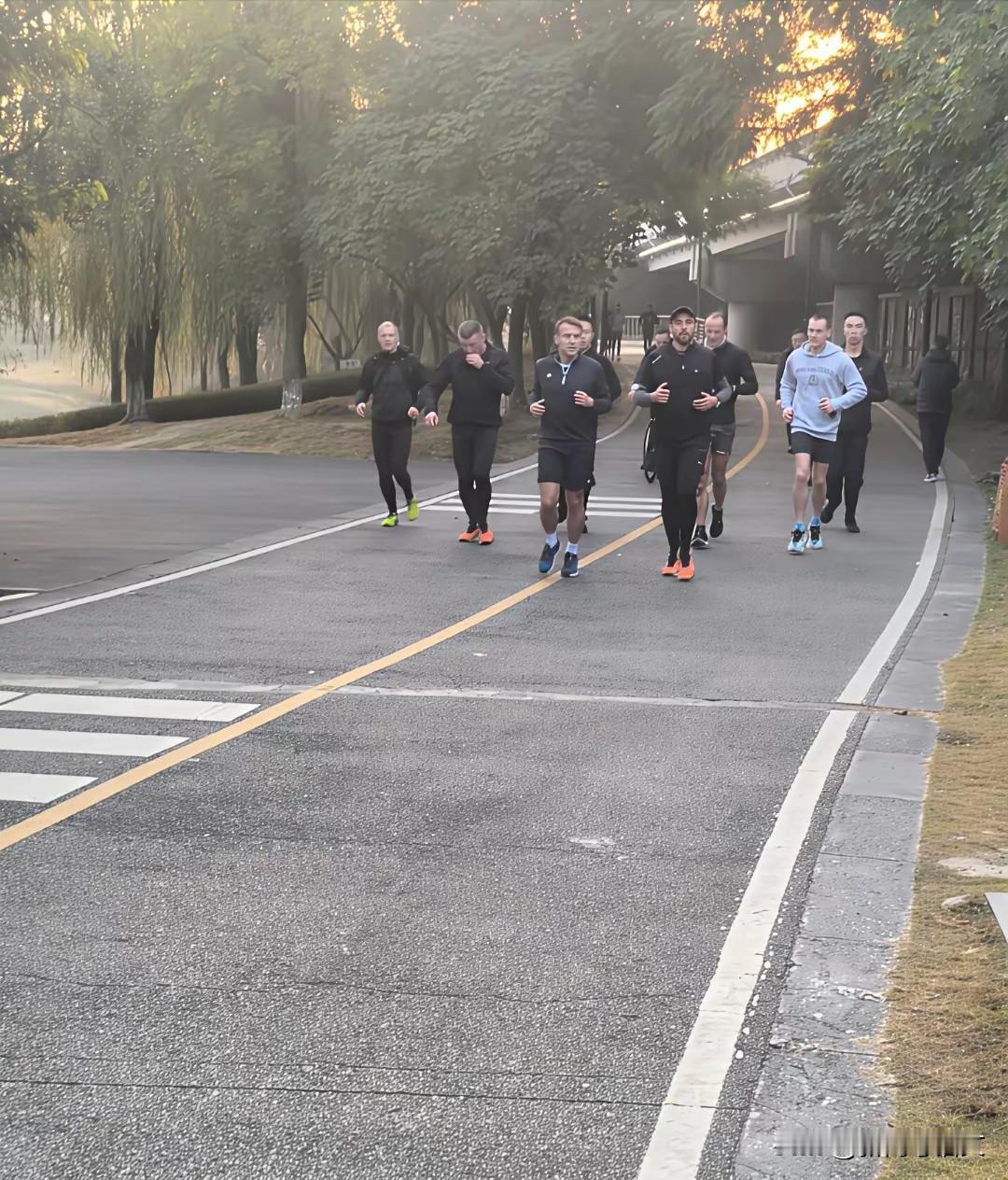 紧急呼叫成都网友，请问你那里现在多少度？
有网友反眏：马克龙总统在头天晚上到达成