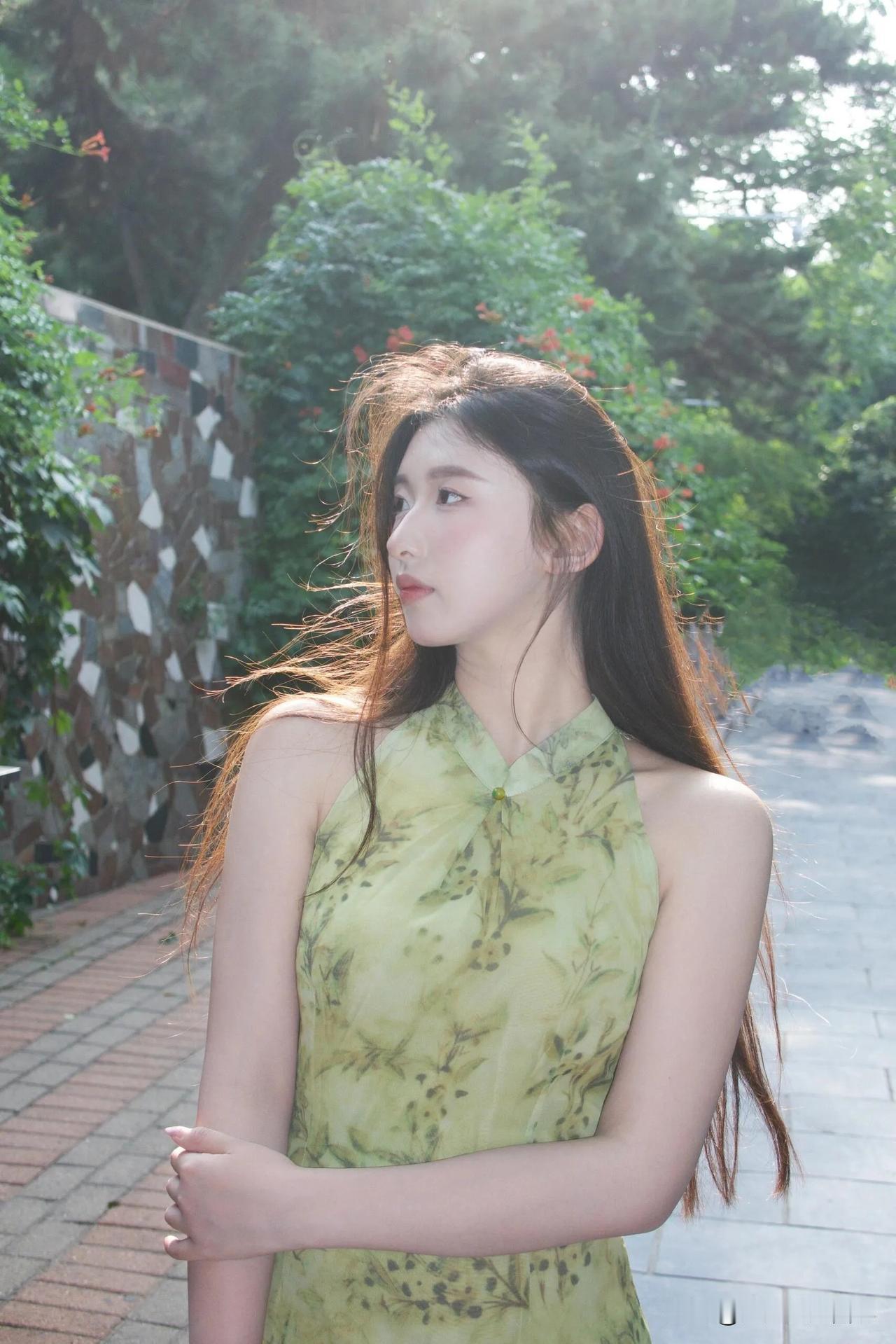 温婉如玉：绿色旗袍美女室外摄影（75）