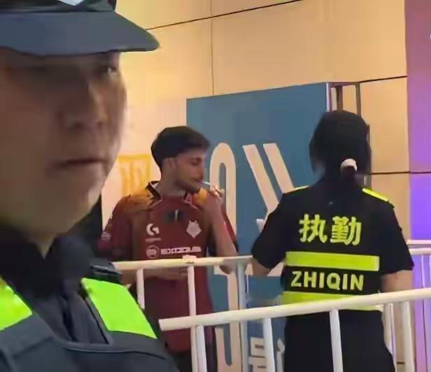你抽烟，我睇火。把服务展现得淋漓尽致。
这是发生在上海梅赛德斯奔驰文化中心举办的