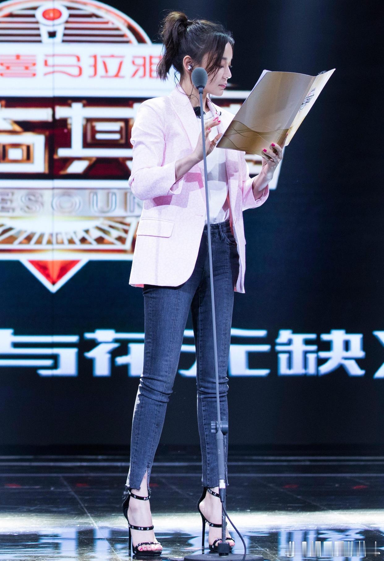 袁姗姗，这高跟鞋看着都累 