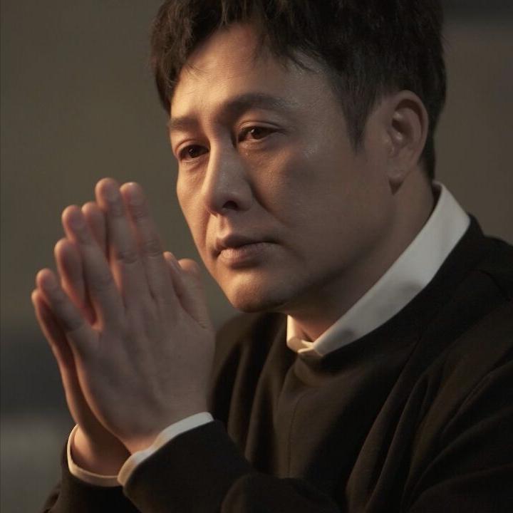 演员，张颂文，带着女演员小八逛街，看见一个卖炸鸡的女人开直播，就聊了几句，这个女