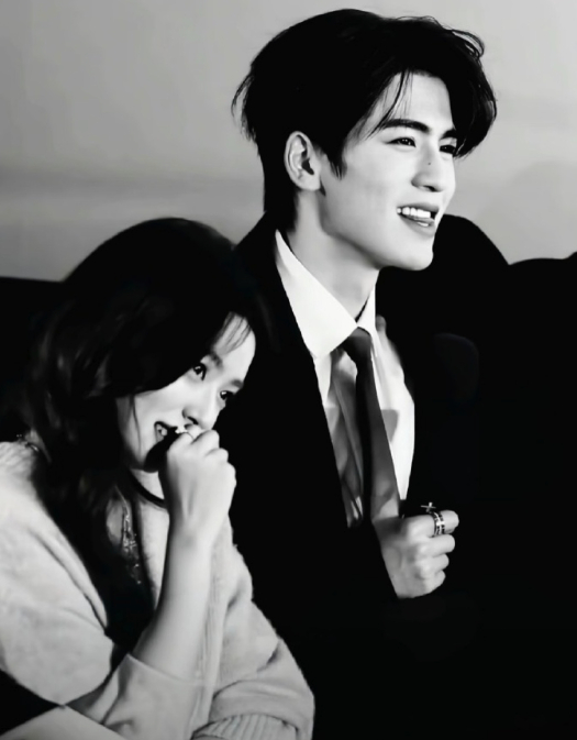 “细水长流”的告白撞上“大方直给”的回应，三秒镜头引爆全网尖叫。没有刻意避嫌，只