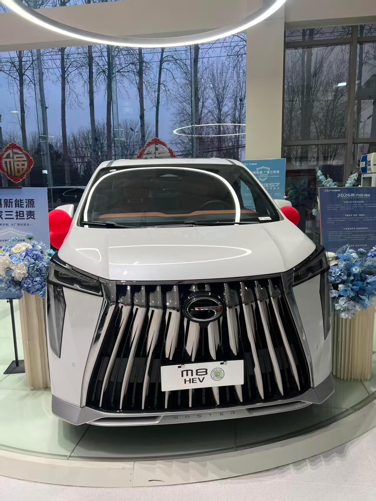 2.0T混动系统综合功率够大，满载开空调爬坡也不费劲。 