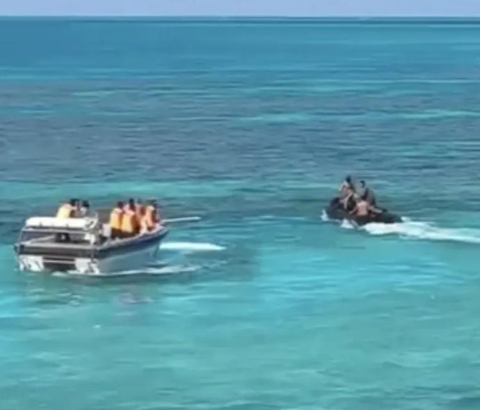 仁爱礁潟湖内，中国海警棒打菲律宾海军。据菲律宾媒体报道，7月20日，中国海警与菲