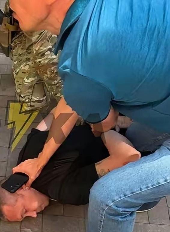 就这“样板旅”旅长，军纪恶劣，这样的军队怎么挡住俄军的，让人怀疑……

据乌克兰