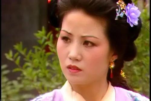 袭人的母亲病逝，贾家给了四十两银子。不久赵姨娘的弟弟赵国基死了，李纨想着也按袭人