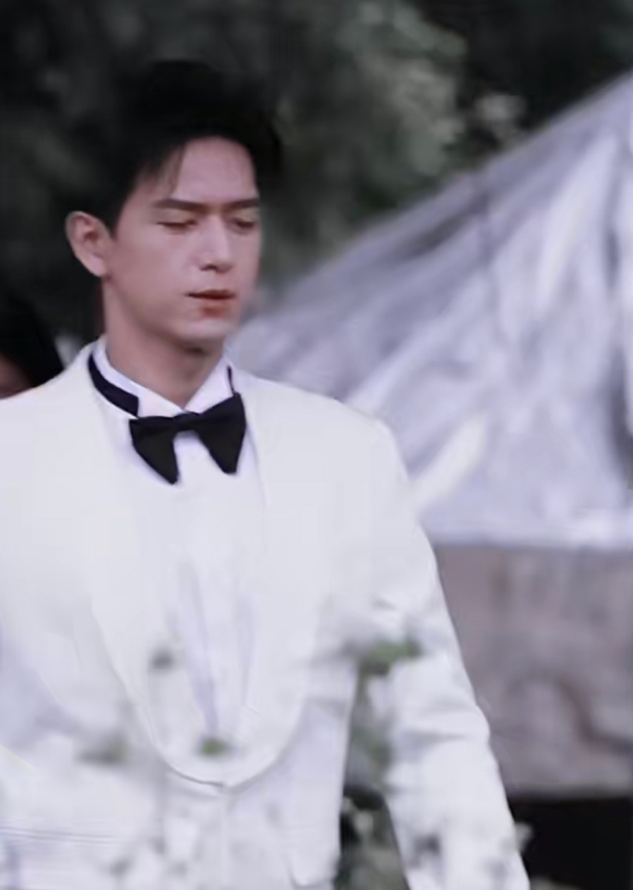 李现《雾里青》孟弗渊结婚礼服路透，白色西装优雅矜贵！ 
