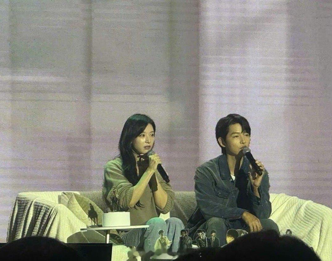 金智媛去了宋仲基粉丝见面会金智媛作为惊喜嘉宾现身宋仲基在首尔举行的粉丝见面会，梦