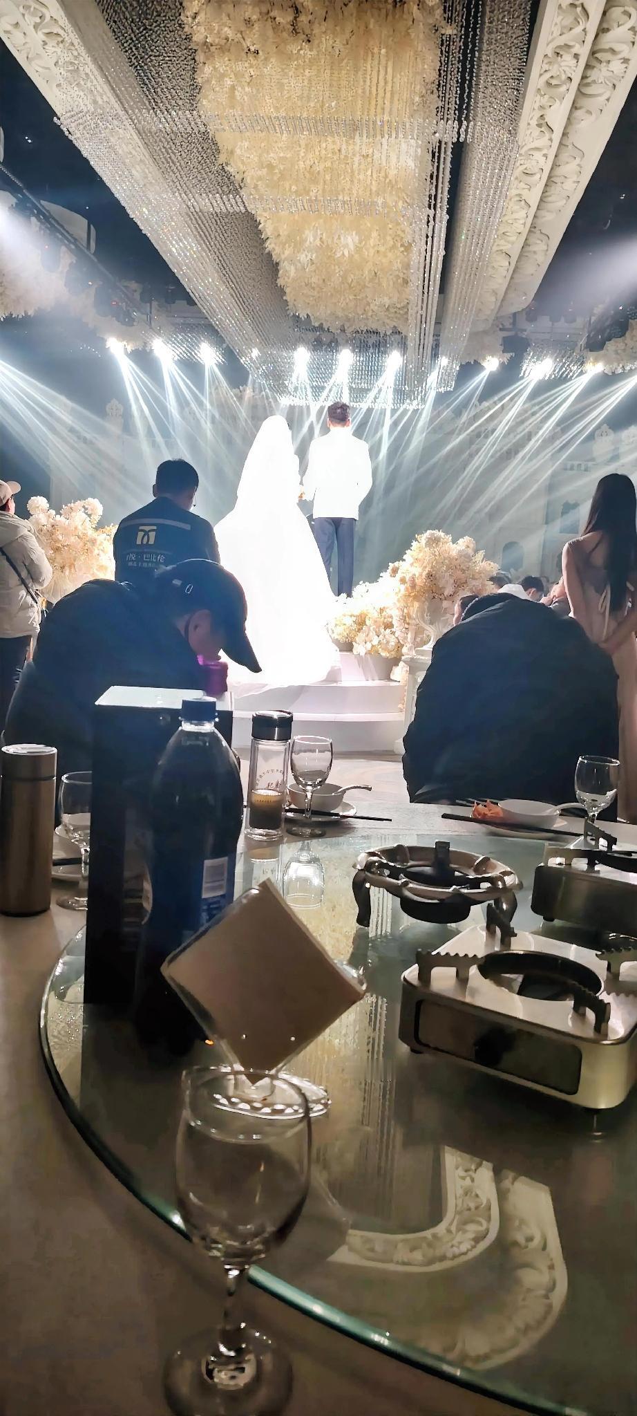 结婚为什么哭了？同学的儿子博士后取博士同学，一桩天配姻缘，多少人羡慕嫉妒恨。我们