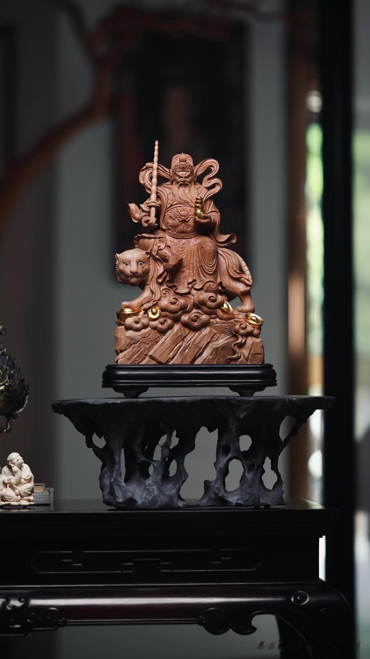 老山檀香的沉稳，与赵公明的威仪，恰好相得益彰。

一袭甲胄层层铺展，宝带翻卷如风