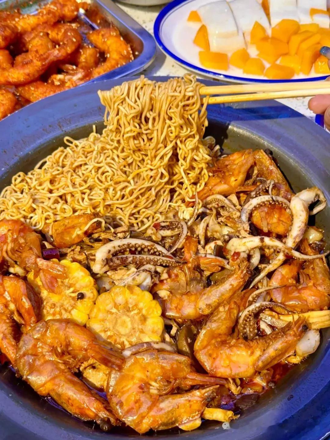 长沙美食佳天下，岳麓山下大学城美食太绝味了，长沙大学生嘴是真严啊！麻薯、芒果河粉