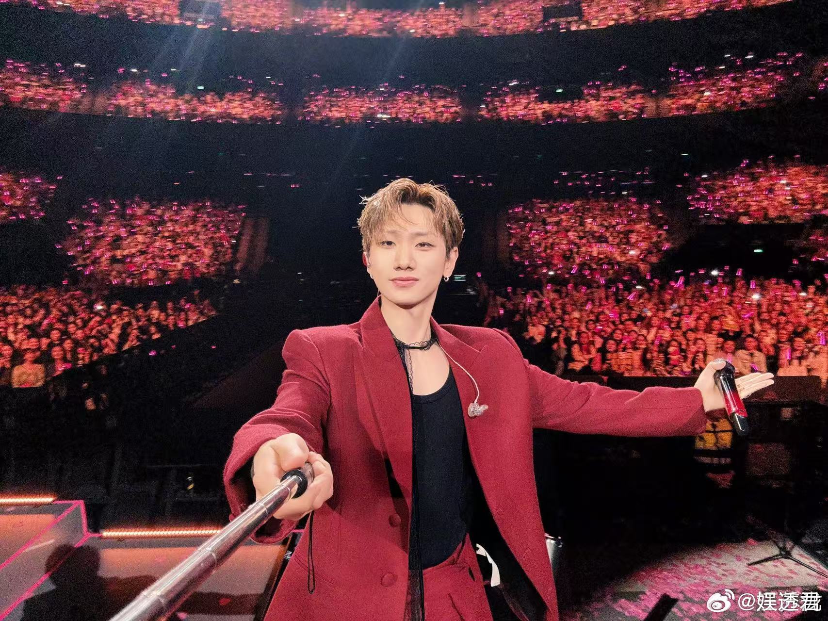 汪苏泷在演唱会上抱了妈妈 本来还在羡慕被抱的人，知道是泷妈之后直接疯狂心动，这是