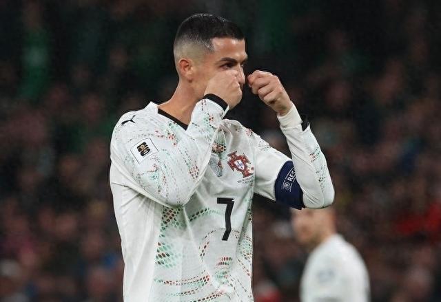 肘击后擦泪！C罗中圈套，对手主帅施压，葡媒：40岁管不住自己
客场对阵爱尔兰的世