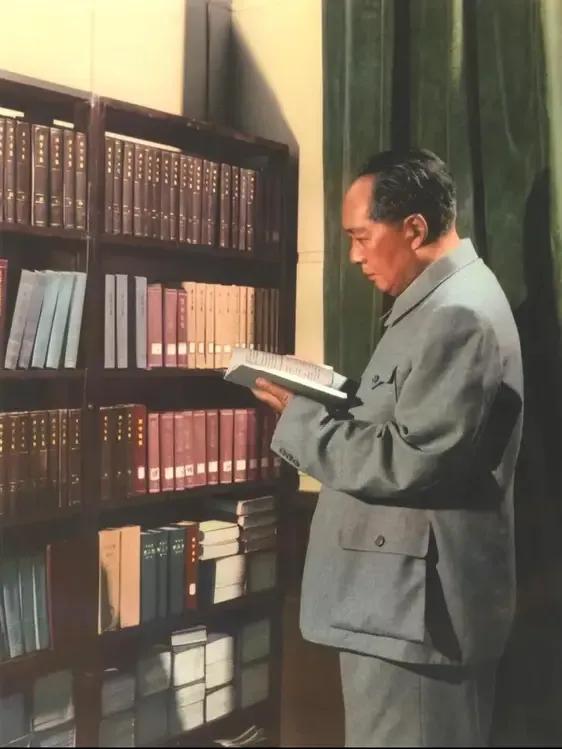 这是1961年毛主席在庐山认真阅读书籍的照片，毛主席最大的兴趣就是读书，这是毛主