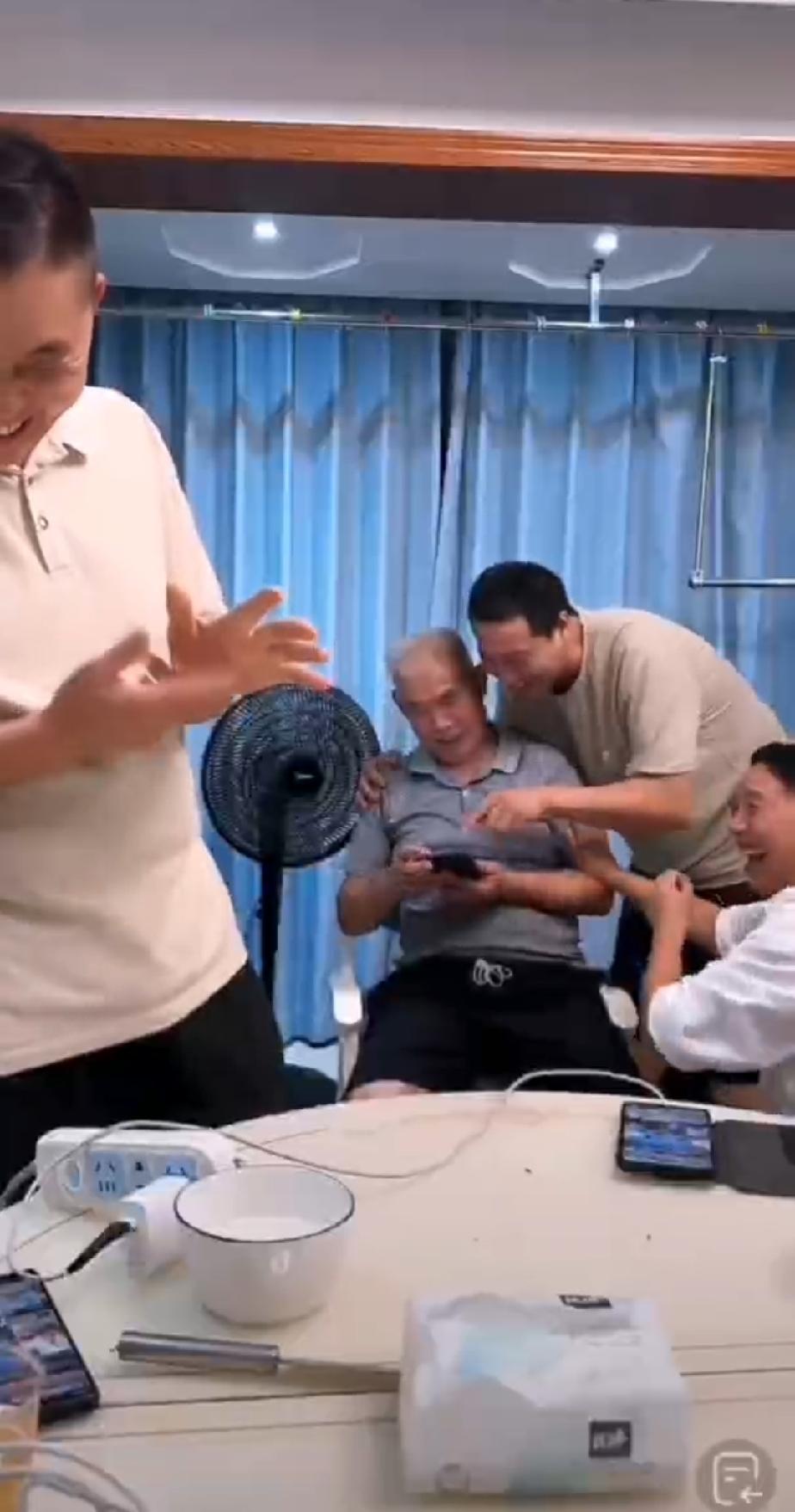 昨天晚上，二哥二嫂在义乌娘家开启直播。直播间里，二嫂陪着父亲和弟弟，一同看着手机