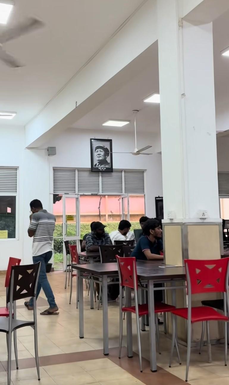 斯里兰卡佩拉德尼亚大学，偶遇了熟悉的画像，中国农村好多老人家里还是挂伟人照片的！