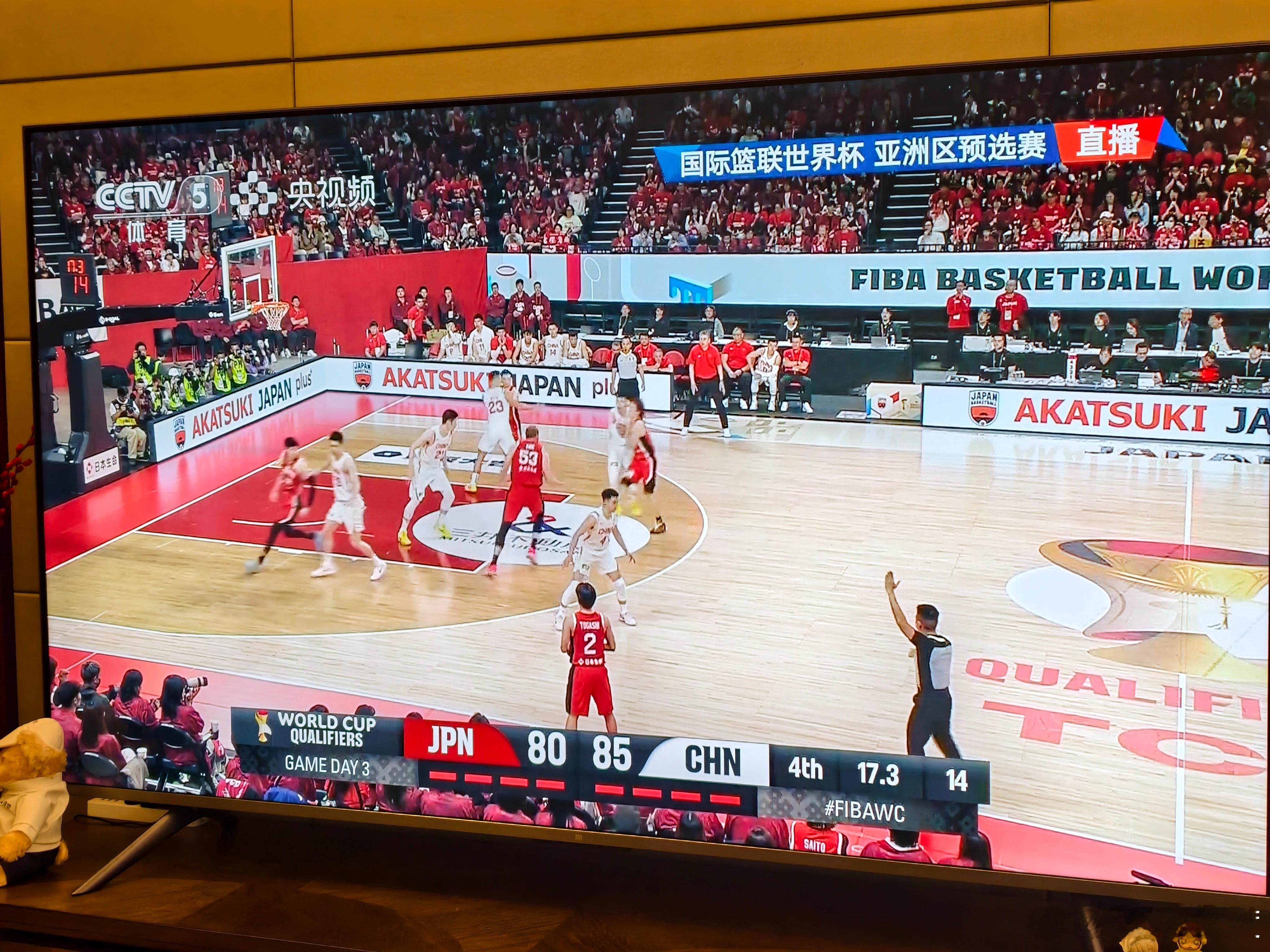 中国男篮vs日本男篮这个裁判太脏了！ 我们还是赢了！ 