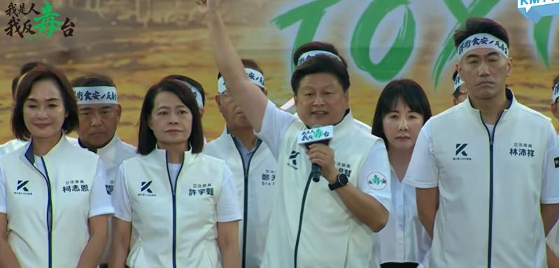 傅崐萁突喊：现场超过100万人。在7月25日“725上凯道反毒油”集会上，国民党