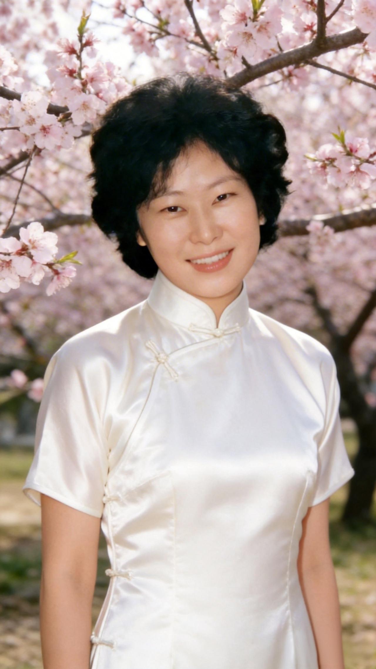 樱花树下，优雅的旗袍美人🌸💃