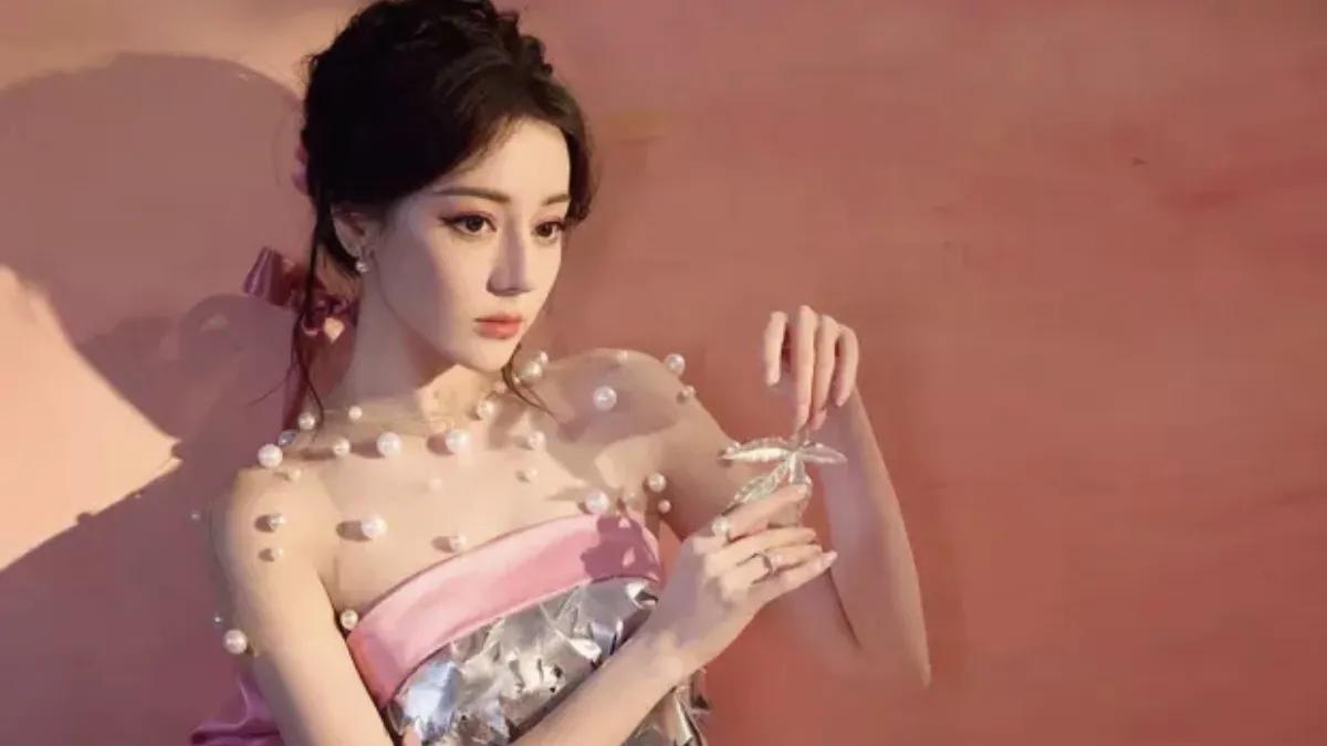 迪丽热巴以一袭闪耀的银色拖尾裙惊艳亮相，瞬间成为全场焦点。裙摆轻轻摇曳，如同月光