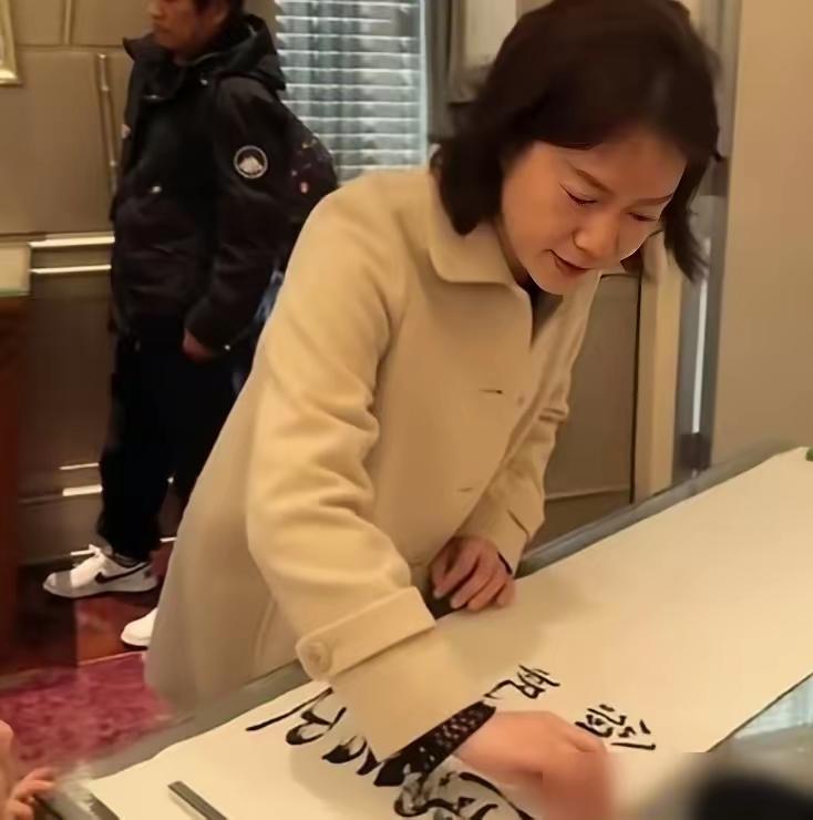 伟大的物理学家杨振宁先生的夫人翁帆女士现在也应该是世界名人了吧，毕竟和伟大的物理