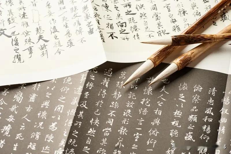 是不是人长得美写字也漂亮? 颜值与笔锋真不一定成正比，但用心书写，字里就有光。就