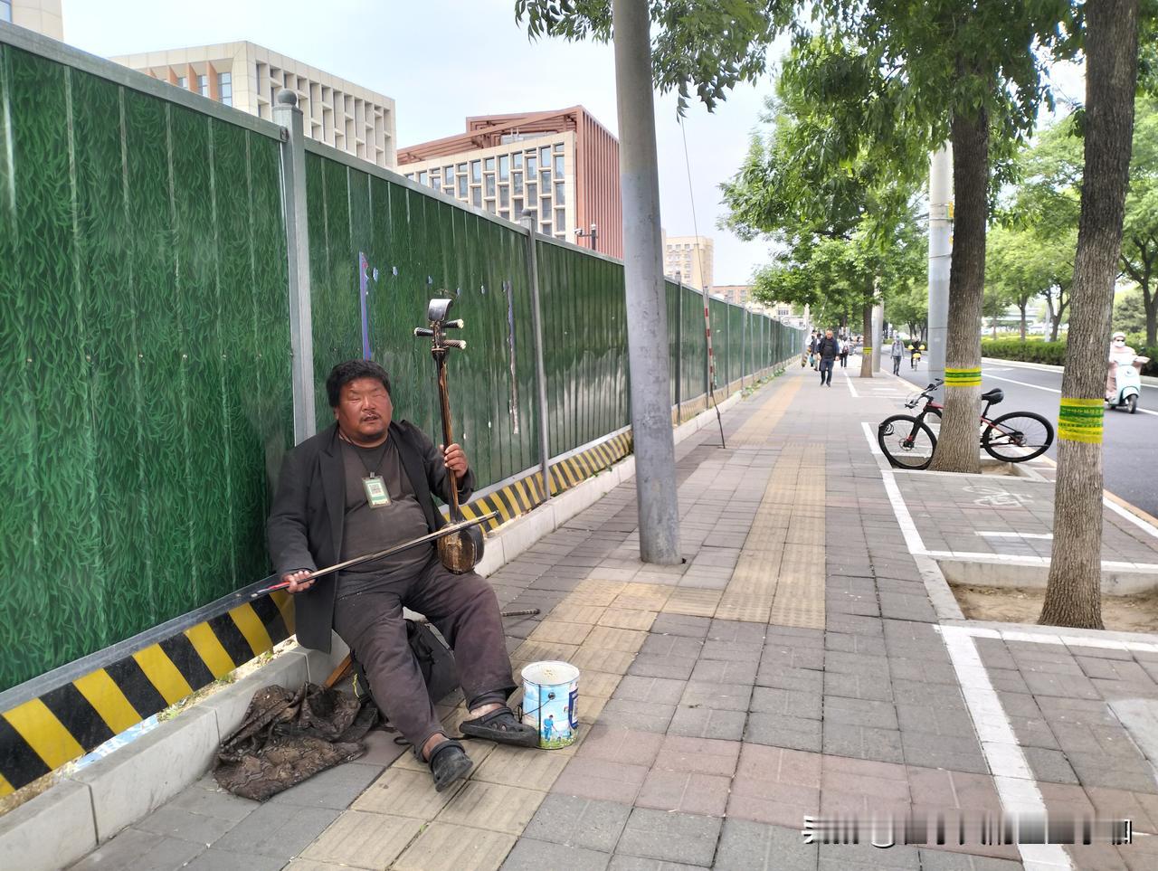 五一劳动节是应该劳动还是休假反躺平人士在五月二号的北京街头
